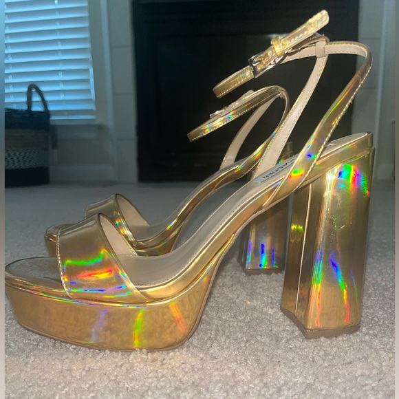 STEVE MADDEN LESSA platform sandal with a towering heel & feminine ankle strap. - Picture 5 of 9